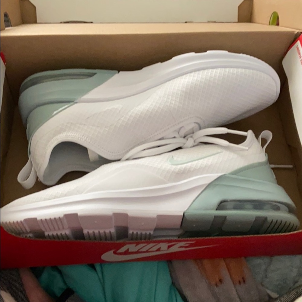 New! Brand new Nike Air Max Morion 2 size 9!